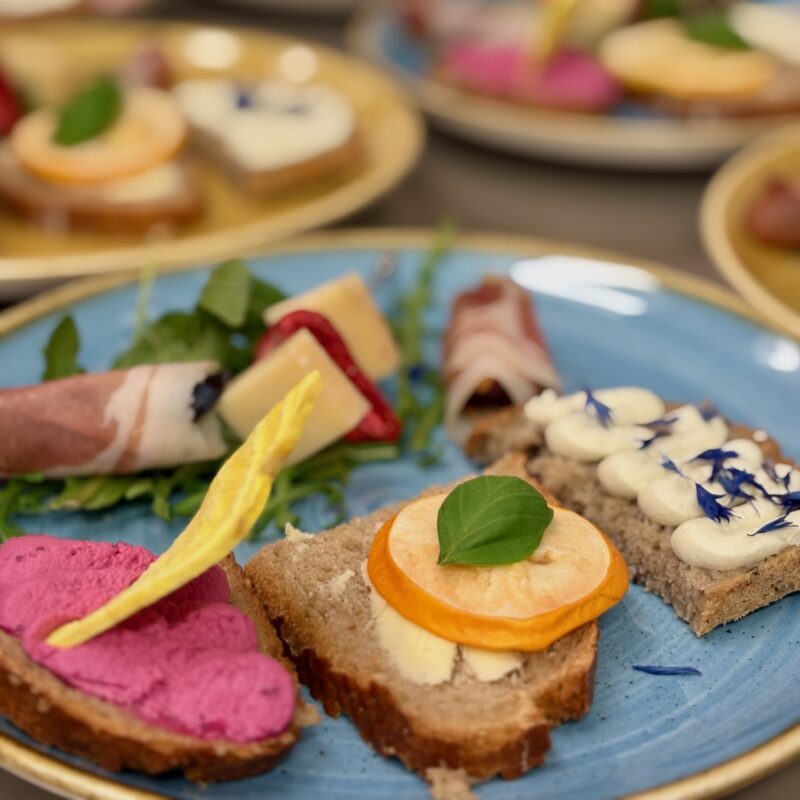 Brotvariationen im Café Das Eggen, dekoriert mit gefriergetrockneten Früchten wie Tomatenscheiben und Beeren – kreative Verwendungsideen für gesunden Genuss.