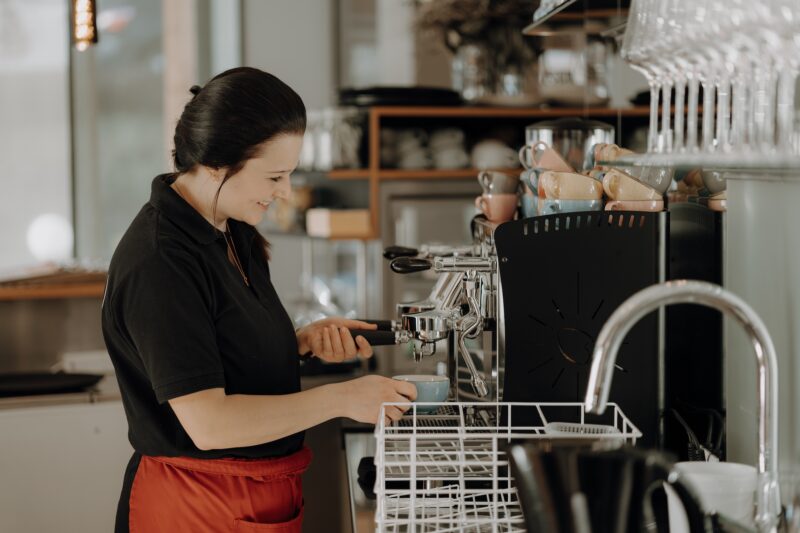 Barista bereitet frisch gemahlenen Kaffee im Das Eggen Café Bistro im Alpbachtal zu