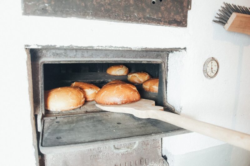 Brote werden im Holzbackofen am Eggenhof gebacken