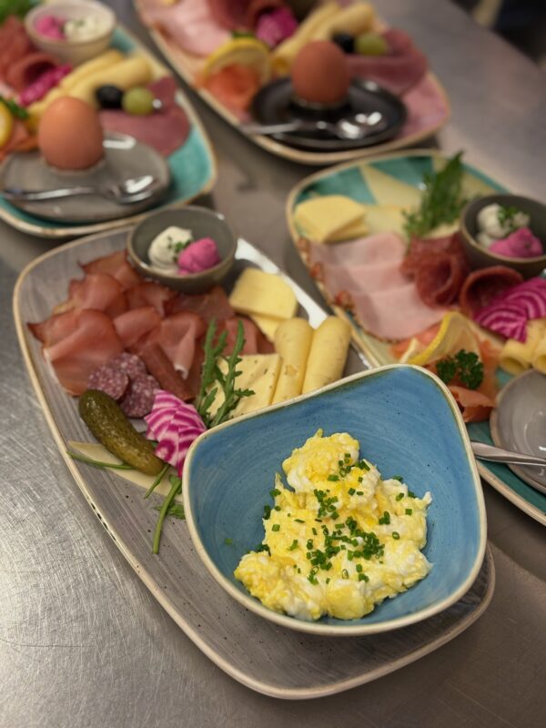 Frühstück „Der Alpbachtaler“ im Das Eggen Café Bistro im Alpbachtal nahe Brixlegg
