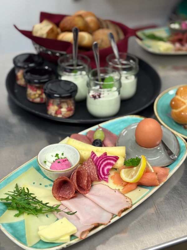 Frühstück „Der Gourmet“ im Das Eggen Café Bistro im Alpbachtal nahe Brixlegg