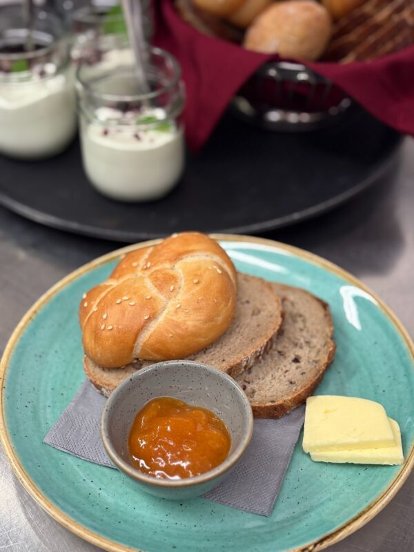 Frühstück „Der Purist“ im Das Eggen Café Bistro im Alpbachtal nahe Brixlegg