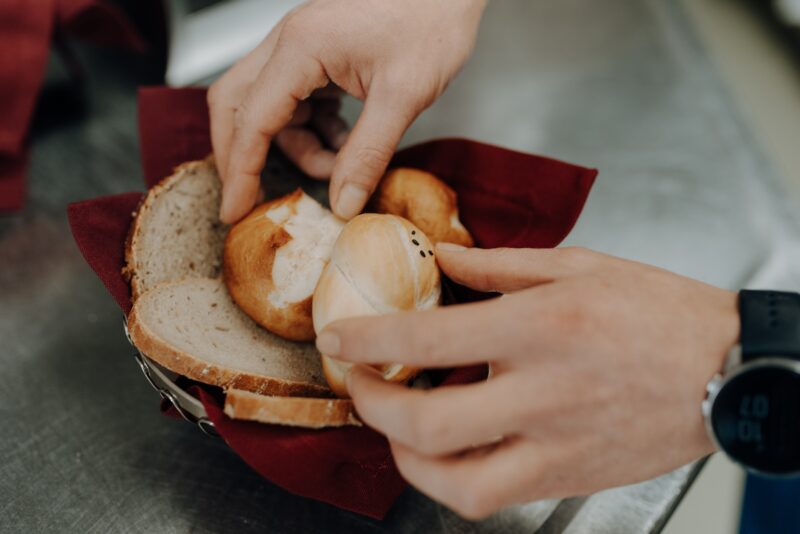 Frisch gebackenes Brot aus der Backstube im Das Eggen Café Bistro im Alpbachtal