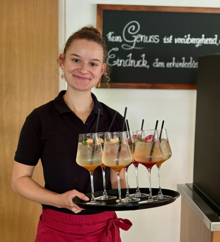 Lena serviert hausgemachte Fruchtspritzer im Das Eggen Café Bistro