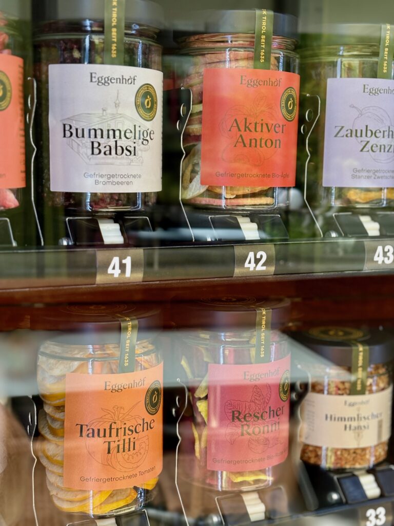 Gläser mit gefriergetrockneten Eggenhof-Produkten im Genussautomaten