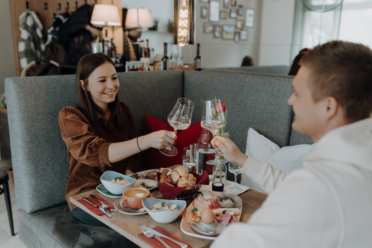 Ein Paar genießt ein entspanntes Frühstück im Eggen - Café Bistro