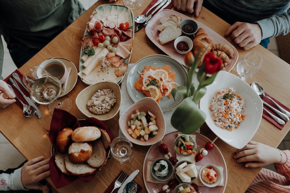 Reich gedeckter Frühstückstisch im Eggen - Café Bistro mit hausgemachtem Brot, regionalen Spezialitäten und feinen Aufstrichen.
