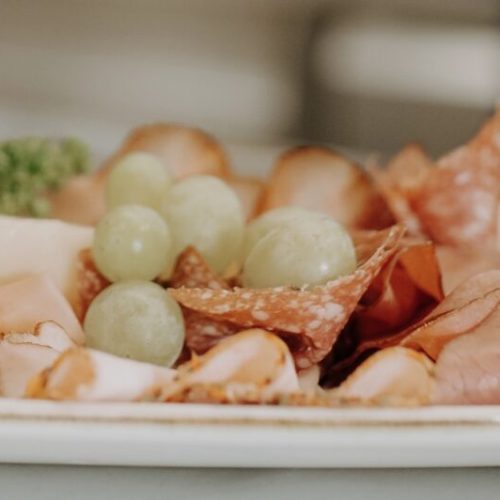 Frühstücksplatte im Das Eggen Café Bistro im Alpbachtal nahe Brixlegg