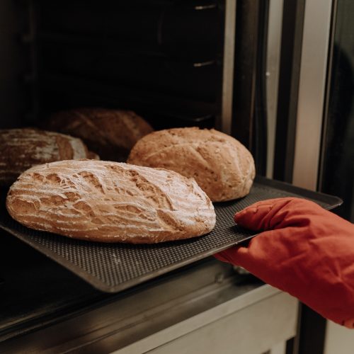 Frisch gebackenes Brot wird im Eggenhof aus dem Ofen genommen